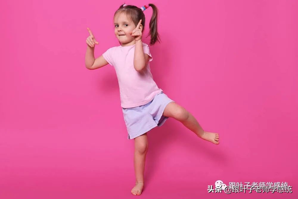 感統訓練單腿椅_椅子練腿_感統訓練坐獨角椅
