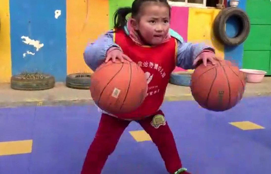 開yun體育官網入口登錄體育 幼兒園小朋友跳花樣籃球操，最小的僅2歲半，網友為他們打call！