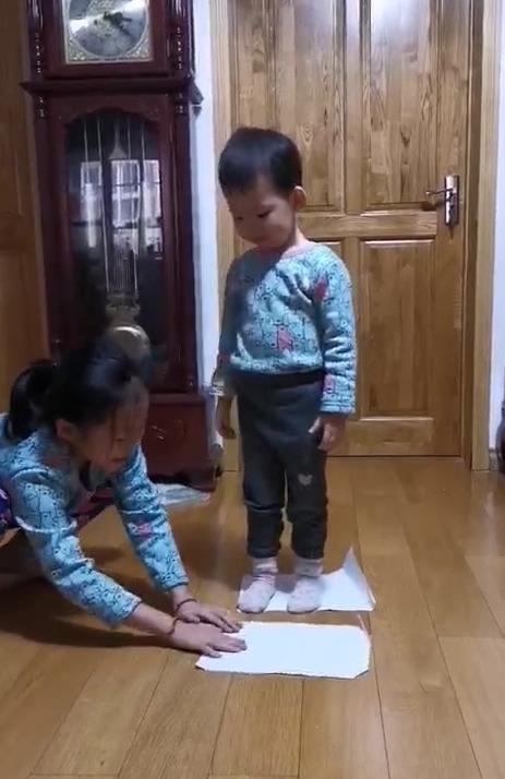 感統(tǒng)訓(xùn)練單腳站立_椅子體能訓(xùn)練_感統(tǒng)訓(xùn)練單腿椅