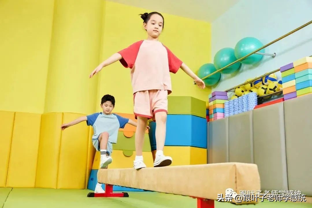 感統(tǒng)訓(xùn)練單腿椅_感統(tǒng)課獨(dú)腳凳的目的_椅子練腿