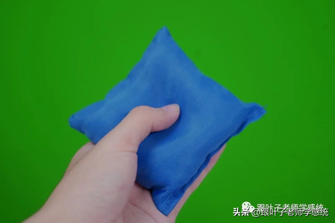椅子練腿_感統(tǒng)訓(xùn)練單腿椅_感統(tǒng)課獨(dú)腳凳的目的